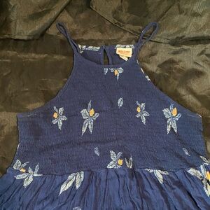 Women’s dress with a scrunch top and the back has a button size Xl
